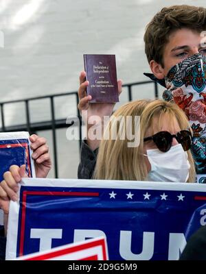 Washington DC, USA. November 2020. - EINE Handvoll Aktivisten, die mit der Phyllis Schlafly Eagles, einer ultra-konservativen Interessengruppe, in Verbindung stehen, versammeln sich vor dem Hauptquartier des Republikanischen Nationalkomitees, um ihren Fall zu fordern, dass RNC-Mitglieder mit ihnen zusammen stehen sollten, um zu fordern, dass die Präsidentschaftswahlen 2020 nicht von den Nachrichtenmedien "niedergeschreckt" werden, Korrupte Staatspolitiker und Wahlbeamte.(Bildquelle: © Brian Cahn/ZUMA Wire) Bildquelle: ZUMA Press, Inc./Alamy Live News Stockfoto