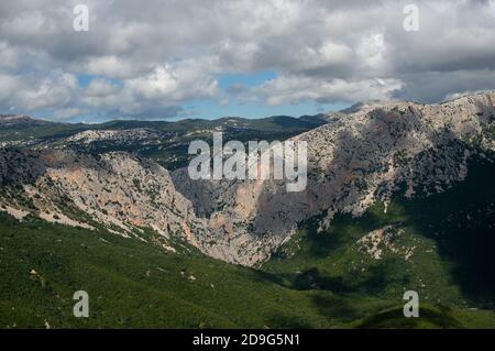 Gola di Gorropu. Berühmte und beeindruckende Schlucht in den Bergen von Sardegna, Italien. Wandernationalpark. Panoramabild. Stockfoto