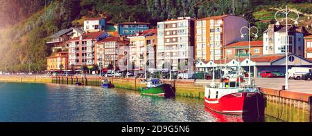 Hafen mit Booten und Häusern in Ribadesella Stockfoto