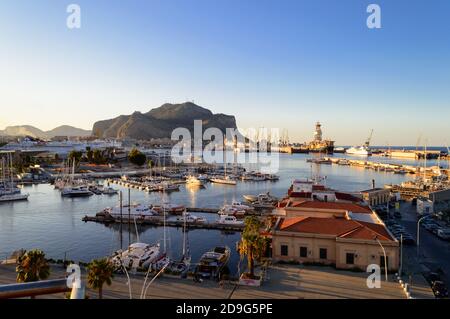 Palermo, Italien, juli 2020. Schöne Luftaufnahme der Uferpromenade bei Sonnenuntergang vom Loggiato von San Bartolomeo aus gesehen Stockfoto