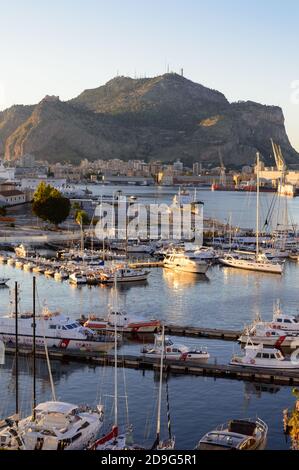 Palermo, Italien, juli 2020. Schöne Luftaufnahme der Uferpromenade bei Sonnenuntergang vom Loggiato von San Bartolomeo aus gesehen Stockfoto