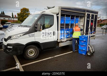 TESCO nach Hause Lieferservice mit Lieferwagen Stockfoto