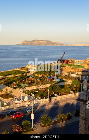 Palermo, Italien, juli 2020. Schöne Luftaufnahme der Uferpromenade bei Sonnenuntergang vom Loggiato von San Bartolomeo aus gesehen Stockfoto