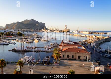 Palermo, Italien, juli 2020. Schöne Luftaufnahme der Uferpromenade bei Sonnenuntergang vom Loggiato von San Bartolomeo aus gesehen Stockfoto