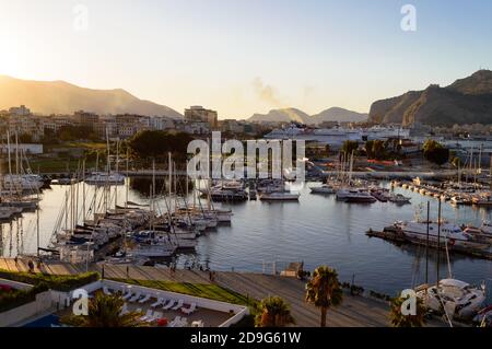 Palermo, Italien, juli 2020. Schöne Luftaufnahme der Uferpromenade bei Sonnenuntergang vom Loggiato von San Bartolomeo aus gesehen Stockfoto