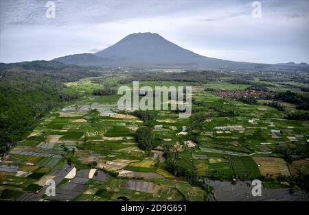 Luftaufnahme von Reisfeldern und Dörfern, in der Nähe von Mount Agung. Bali, Indonesien Stockfoto