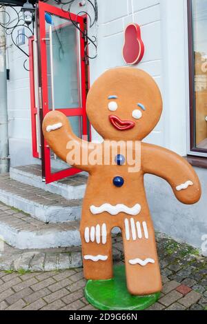 Werbefigur von Weihnachtsplätzchen in Form eines Lebkuchenmannes, der die Feier von Weihnachten darstellt. Werbung für ein Geschäft auf einer Stadtstraße Stockfoto