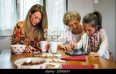 Drei weibliche Generationen mit Tablet und Smartphone Stockfoto
