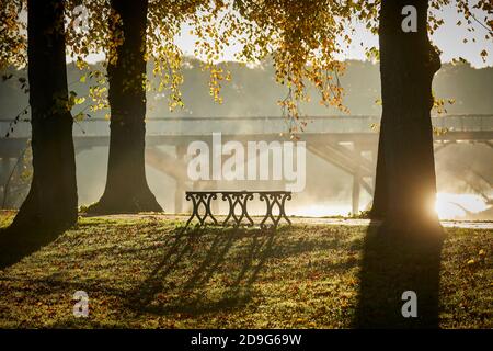 Warrington Town Hall ursprünglich Bank Hall, Cheshire, gusseiserne Parktore, Piers und dazugehörige Lampen sind in der Klasse II* gelistet Stockfoto