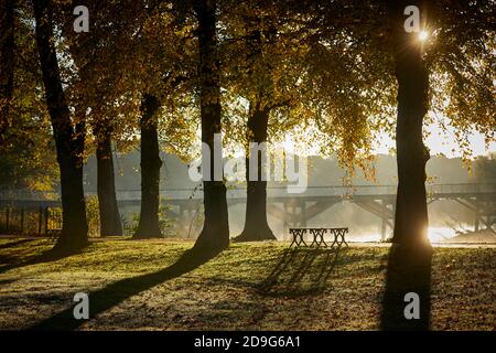 Warrington Town Hall ursprünglich Bank Hall, Cheshire, gusseiserne Parktore, Piers und dazugehörige Lampen sind in der Klasse II* gelistet Stockfoto