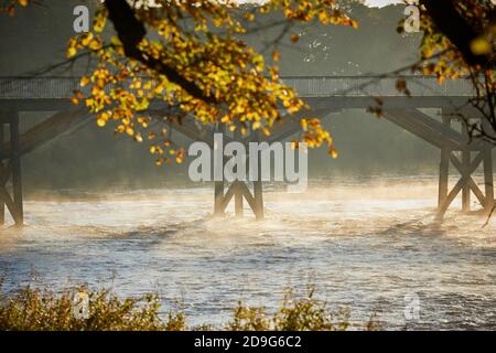 Warrington Town Hall ursprünglich Bank Hall, Cheshire, gusseiserne Parktore, Piers und dazugehörige Lampen sind in der Klasse II* gelistet Stockfoto
