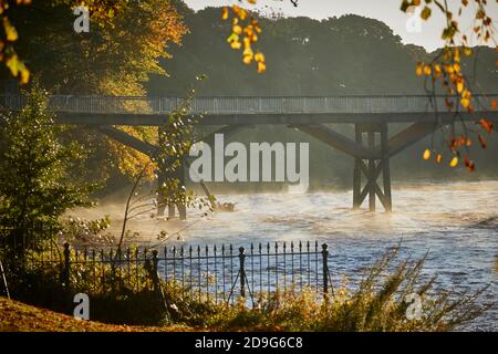 Warrington Town Hall ursprünglich Bank Hall, Cheshire, gusseiserne Parktore, Piers und dazugehörige Lampen sind in der Klasse II* gelistet Stockfoto