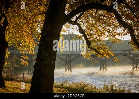 Warrington Town Hall ursprünglich Bank Hall, Cheshire, gusseiserne Parktore, Piers und dazugehörige Lampen sind in der Klasse II* gelistet Stockfoto