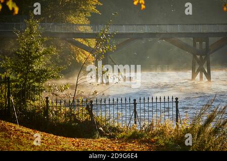 Warrington Town Hall ursprünglich Bank Hall, Cheshire, gusseiserne Parktore, Piers und dazugehörige Lampen sind in der Klasse II* gelistet Stockfoto