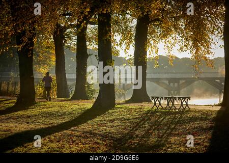 Warrington Town Hall ursprünglich Bank Hall, Cheshire, gusseiserne Parktore, Piers und dazugehörige Lampen sind in der Klasse II* gelistet Stockfoto