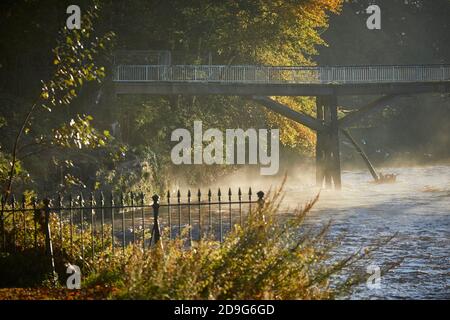 Warrington Town Hall ursprünglich Bank Hall, Cheshire, gusseiserne Parktore, Piers und dazugehörige Lampen sind in der Klasse II* gelistet Stockfoto