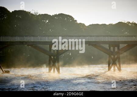 Warrington Town Hall ursprünglich Bank Hall, Cheshire, gusseiserne Parktore, Piers und dazugehörige Lampen sind in der Klasse II* gelistet Stockfoto
