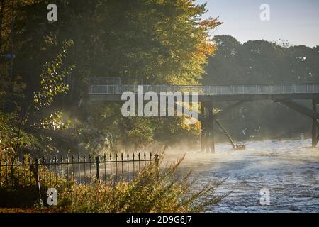 Warrington Town Hall ursprünglich Bank Hall, Cheshire, gusseiserne Parktore, Piers und dazugehörige Lampen sind in der Klasse II* gelistet Stockfoto