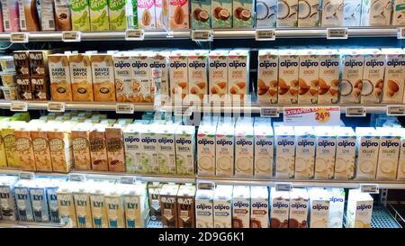 Große Auswahl an veganen Milch, milchfreie Milch in den Regalen eines Lebensmittelladens Stockfoto