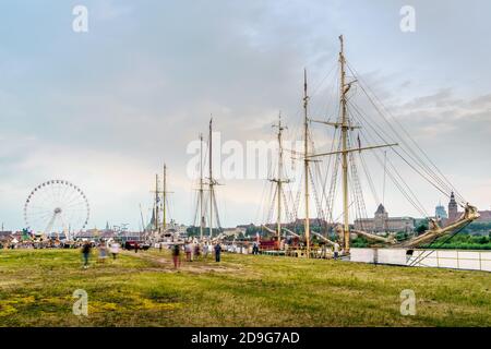 Vergnügungspark und Hochschiffe auf den Odra River Boulevards. Massen von Touristen genießen die Tage des Meeres Festival in Stettin, Polen Stockfoto