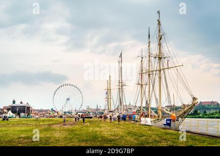 Szczecin, Polen, Juni 2019 Vergnügungspark und Hochschiffe auf den Boulevards der Odra. Massen von Touristen genießen die Tage des Meeres Festival Stockfoto