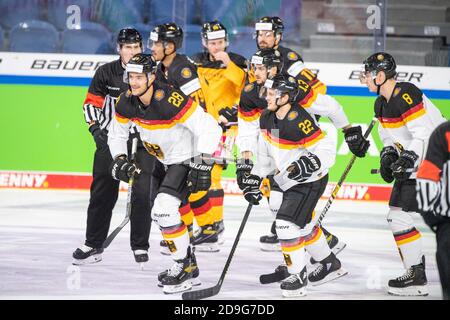 Von links nach rechts: John ROGL (TTP), Lucas DUMONT (TTP), Nico APPENDINO (TTP), Samuel SORAMIES (TTP) freuen sich über das Ziel, am 5. November 2020 für das Top Team Beijing, Deutschland (GER) - Top Team Beijing (TTP), Eishockey, Deutschland Cup vom 5. Bis 8. November 2020 in Krefeld/Deutschland 1-0 zu erreichen. ¬ Verwendung weltweit Stockfoto