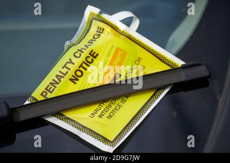 Strafgebühr Hinweis Parkstrafe an einer Windschutzscheibe befestigt durch Wächter des Rates von Salford Stockfoto