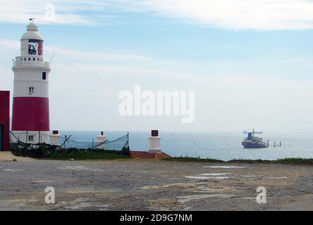 2007 Foto -Wrack des Panama registriert MV NEUE FLAMME liegt halb versenkt vor Europa Point Leuchtturm, Gibraltar -- das panamaische Bulk-Carrier Frachtschiff kollidierte mit dem Heck des Torm Gertrud, ein doppelhulligen dänischen Erdöltanker am 12. August 2007. Sie landete teilweise in der Straße von Gibraltar untergetaucht, brach im Dezember 2007 in zwei Teile und konnte nicht mehr geborgen werden. Die Ladung wurde geborgen und das Heck für Schrott entfernt. Der Hauptmann wurde verhaftet, weil er ohne Erlaubnis abreisen musste. Es wurde im Jahr 1994 gebaut und wurde ursprünglich Skaustrand genannt. Stockfoto