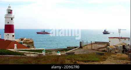 2007 Foto -Wrack des Panama registriert MV NEUE FLAMME liegt halb versenkt vor Europa Point Leuchtturm, Gibraltar -- das panamaische Bulk-Carrier Frachtschiff kollidierte mit dem Heck des Torm Gertrud, ein doppelhulligen dänischen Erdöltanker am 12. August 2007. Sie landete teilweise in der Straße von Gibraltar untergetaucht, brach im Dezember 2007 in zwei Teile und konnte nicht mehr geborgen werden. Die Ladung wurde geborgen und das Heck für Schrott entfernt. Der Hauptmann wurde verhaftet, weil er ohne Erlaubnis abreisen musste. Es wurde im Jahr 1994 gebaut und wurde ursprünglich Skaustrand genannt. Stockfoto