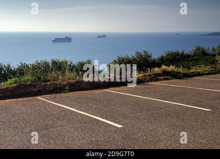 Die P&O-Kreuzfahrtschiffe Azura und Ventura ankerten während der Coronavirus-Pandemie vor der Südküste von Devon. (Als HDR-Bild verarbeitet). Stockfoto