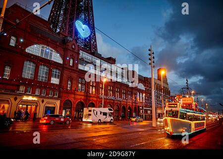 Blackpool Turm an einem nassen Herbstabend mit einem laminierten Straßenbahn fährt vorbei Stockfoto