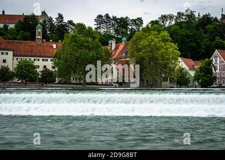 Künstlicher Wasserfall durch den Fluss Lech gebildet, in der gemütlichen Stadt Landsberg am Lech, mittelalterlichen Stil, Bayern, Deutschland, obligatorischen Halt auf der romantischen Stockfoto
