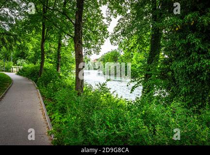 Fluss Lech, in der gemütlichen Stadt Landsberg am Lech, Deutschland, mittelalterlicher Stil, ein obligatorischer Halt auf der romantischen Route, Stockfoto