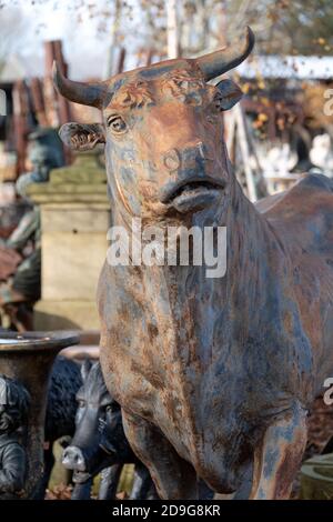 Statueof Stier mit Hörnern inmitten anderer Ephemera auf Rückgewinnungshof in Wells, Somerset UK. Fotografiert Im November 2020. Stockfoto