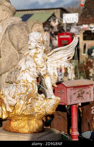 Statue der Frau inmitten anderer Ephemera auf dem Rückgewinnungshof in Wells, Somerset UK. Fotografiert Im November 2020. Stockfoto