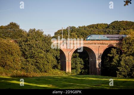 Twemlow Viadukt in Holmes Chapel eine Avanti West Coast Klasse 390 Pendolino auf einem Manchester London WCML-Service Stockfoto