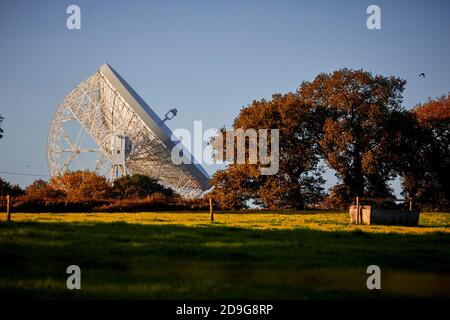 Cheshire Farmland mit Jodrell Bank Discovery Center dahinter Stockfoto