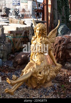 Statue der Frau inmitten anderer Ephemera auf dem Rückgewinnungshof in Wells, Somerset UK. Fotografiert Im November 2020. Stockfoto