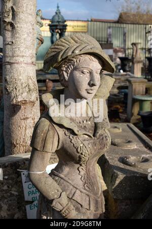 Statue der Frau inmitten anderer Ephemera auf dem Rückgewinnungshof in Wells, Somerset UK. Fotografiert Im November 2020. Stockfoto