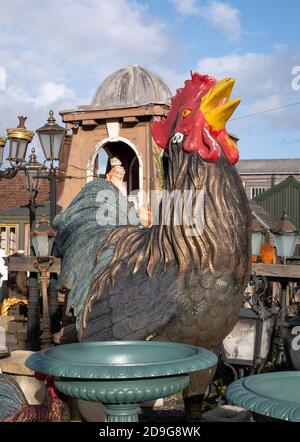 Statue eines riesigen Großmuscheln inmitten anderer Ephemera auf dem Rückgewinnungshof in Wells, Somerset UK. Fotografiert Im November 2020. Stockfoto