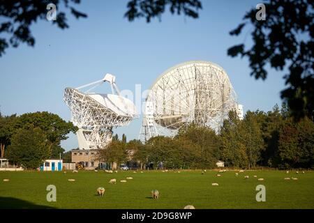 Cheshire Farmland mit Jodrell Bank Discovery Center dahinter Stockfoto