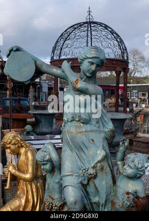 Statue der Frau inmitten anderer Ephemera auf dem Rückgewinnungshof in Wells, Somerset UK. Fotografiert Im November 2020. Stockfoto