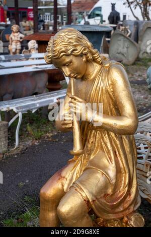 Statue der Frau inmitten anderer Ephemera auf dem Rückgewinnungshof in Wells, Somerset UK. Fotografiert Im November 2020. Stockfoto