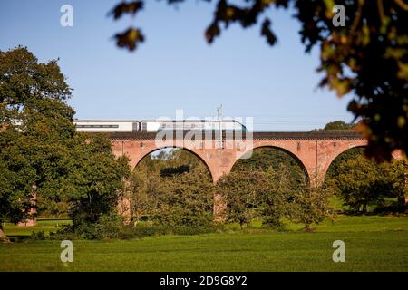 Twemlow Viadukt in Holmes Chapel eine Avanti West Coast Klasse 390 Pendolino auf einem Manchester London WCML-Service Stockfoto