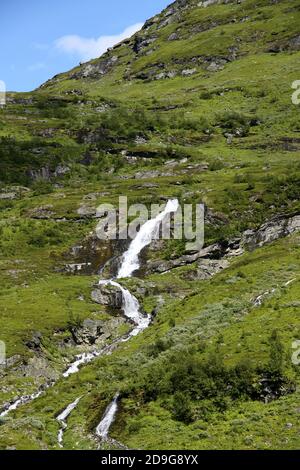 Wasserfall in den skandinavischen Bergen Stockfoto