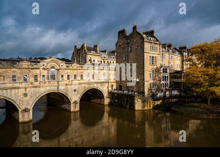 Pulteney Bridge im herbstlichen Licht gesehen Stockfoto