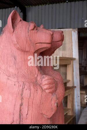 Statuen von Bären inmitten anderer Ephemera auf dem Rückgewinnungshof in Wells, Somerset UK. Fotografiert Im November 2020. Stockfoto