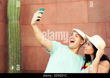 Helle Momente festhalten. Fröhliche junge liebevolle Paar macht Selfie vor der Kamera. Neue Technologietrends und Freundschaftskonzept. Konzentrieren Sie sich auf das Smartphone. Stockfoto