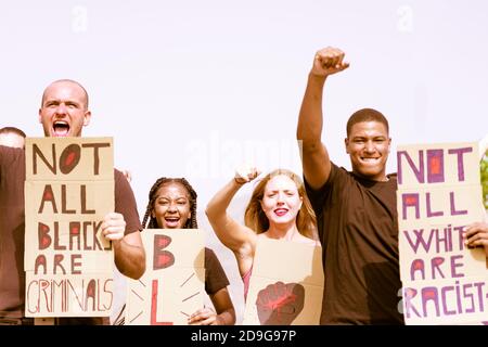 Jugendliche aus verschiedenen Kulturen und Rassen protestieren auf der Straße für Gleichberechtigung. Freunde aus verschiedenen Kulturen und Rennen protestieren auf der Straße für Justi Stockfoto