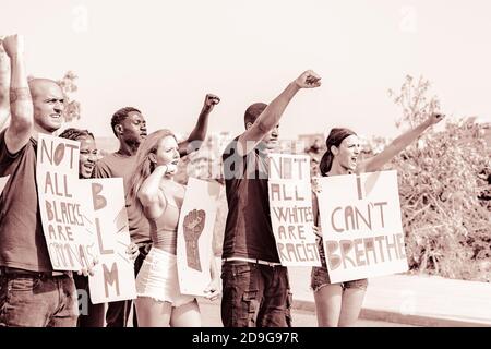 Menschen aus verschiedenen Kulturen und Rassen protestieren mit Bannern für Gleichberechtigung. Rassismus Protest Konzept. Stockfoto